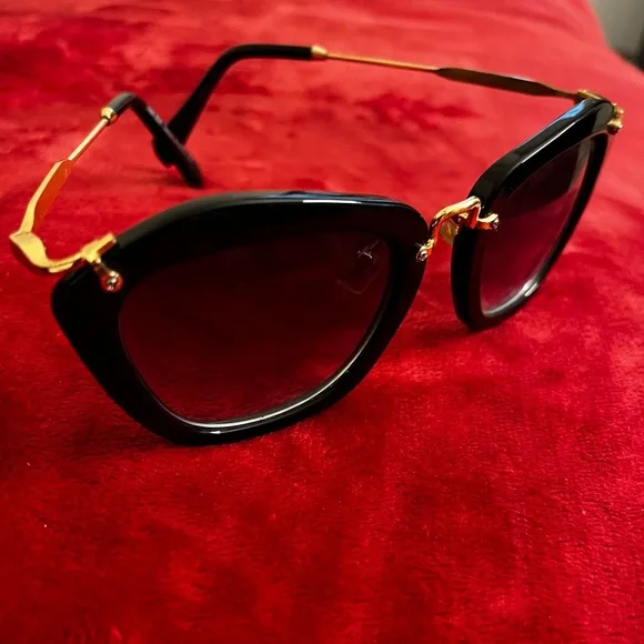 Cat Eye Sunglasses With Golden Frame - Picture 2 of 7